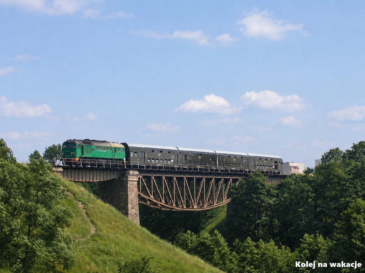 Lokomotywa ST44-949 z wagonami Bipa na moście nad Brdą w okolicy Koronowa