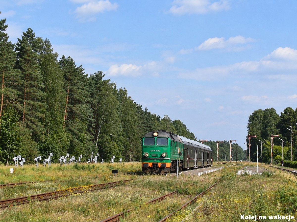 Lokomotywa ST44-949 z wagonami Bipa na stacji Lipowa Tucholska w Borach Tucholskich