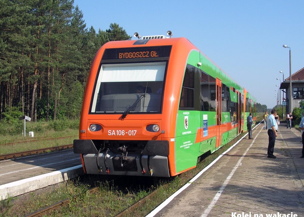 Wierzchucin, czerwiec 2007 roku. Szynobus SA106-017 w pierwotnych, zielono-pomarańczowych barwach samorządowych.