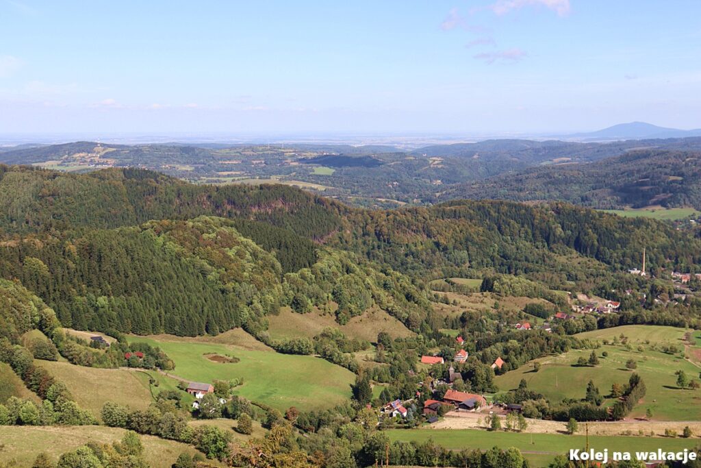 Pociągiem z Wałbrzycha do Kłodzka 2 Panorama Gór Wałbrzyskich i okolic widziana z Gomólnika Małego