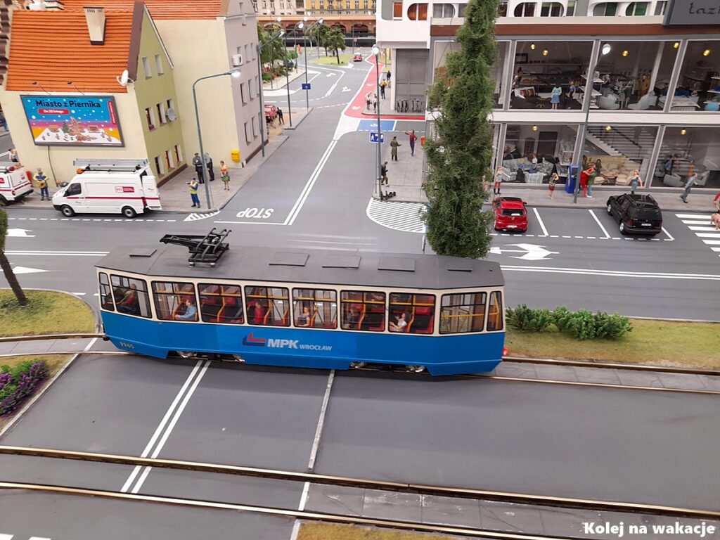 🚋 Jak zwiedzić Wrocław tramwajem? Gotowy plan wycieczki po mieście 3 Tramwaj MPK Wrocław na makiecie Kolejkowa