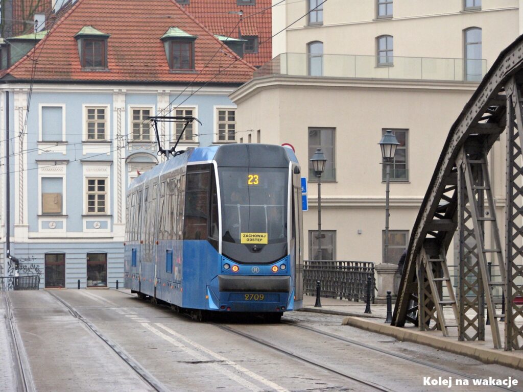 🚋 Jak zwiedzić Wrocław tramwajem? Gotowy plan wycieczki po mieście 2 Moderus Gamma MPK Wrocław zjeżdżający z Mostu Młyńskiego